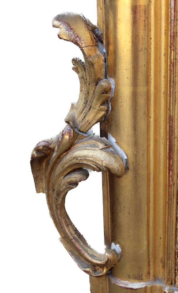Spiegel aus geschnitztem und vergoldetem Holz mit kleinem Cymatium