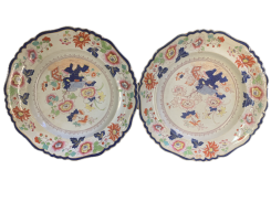 Gasparetto 1945 - Rovigo - Porta a tavola lo stile British: ecco il  servizio di piatti Finlandia di @churchill_1795 🇬🇧 piatti in ceramica con  decori floreali color blu per una tavola senza